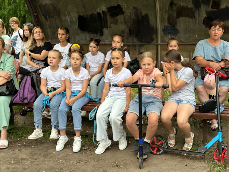 Детская школа искусств № 1 дала концерт на Верхнем пруду.