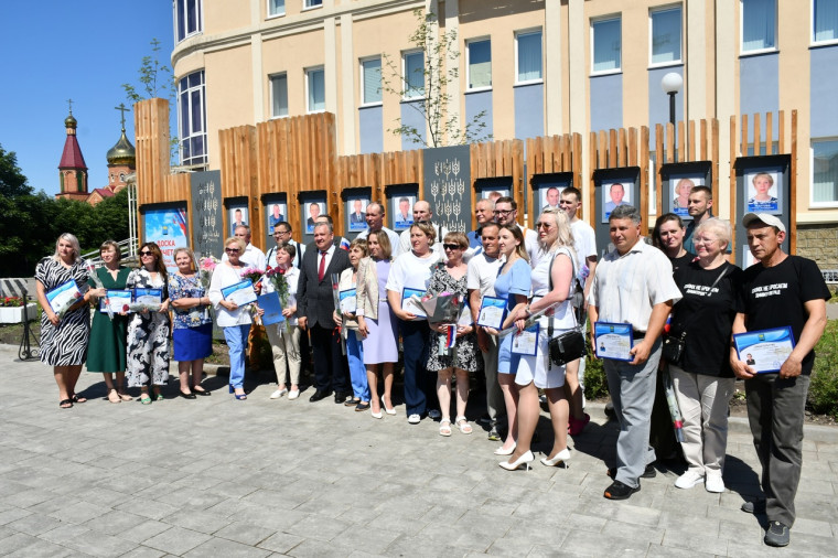 В Димитровграде праздничные мероприятия, посвящённые Дню России и Дню города, 12 июня начались с открытия обновлённой городской Доски Почета..