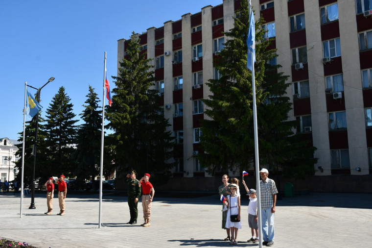 В Димитровграде праздничные мероприятия, посвящённые Дню России и Дню города, 12 июня начались с открытия обновлённой городской Доски Почета..