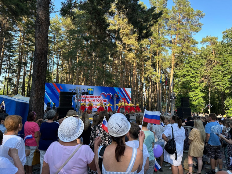 В парке «Западный» идет праздничный концерт, посвященный Дню России и Дню города.