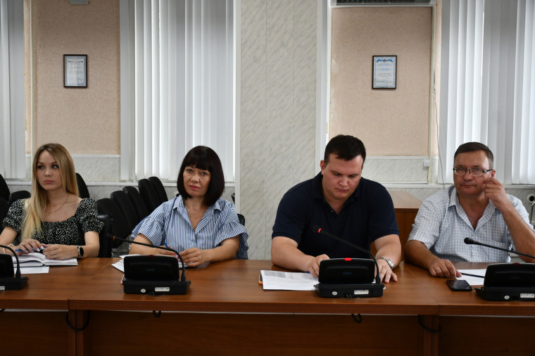 На заседании штаба по ЖКК обсудили текущую ситуацию городского хозяйства, даны поручения по благоустройству.