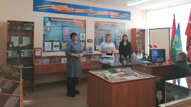 В канун Дня защитника Отечества в школах города открылись выставки, посвящённые воинам разных поколений.