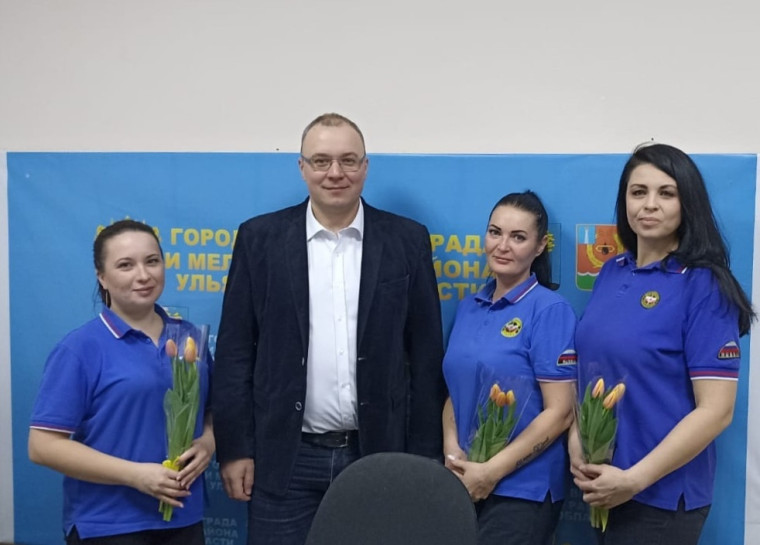 Глава города Андрей Большаков утром 8 марта поздравил с Международным женским днём тех, кто встречал праздничный день на рабочих местах.