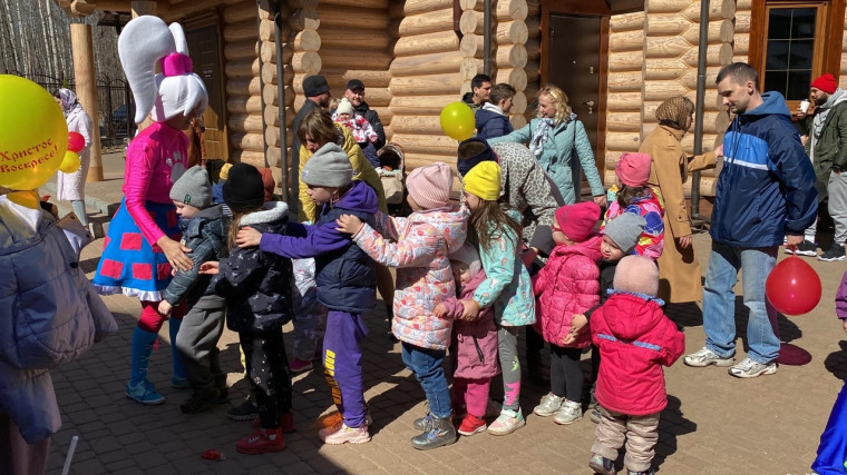 В храме Луки Крымского прошел детский пасхальный праздник в честь Светлого Воскресения Христова.